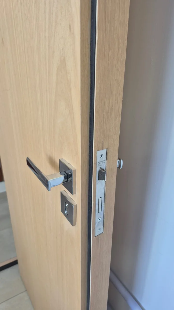 Detalhe da fechadura, da folha e da vedação lateral da porta acústica